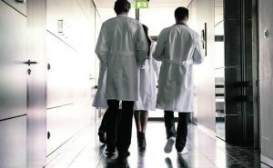 Ordem dos Médicos suspende dois cirurgiões do Hospital de Faro após denúncia