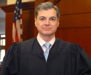 juiz Juan Manuel Merchan, ao justificar a continuidade do processo, aproveitou um atraso em outro caso judicial em Washington