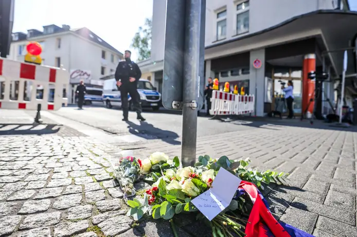 mw-694 (1) Flores depositadas junto ao local onde Estado Islâmico reivindica ataque na Alemanha