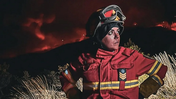 Marcelo  defende MAI e pede tempo para refletir sobre fogos, mas bombeira denuncia repetição de erros: “Portugal continua a arder”
