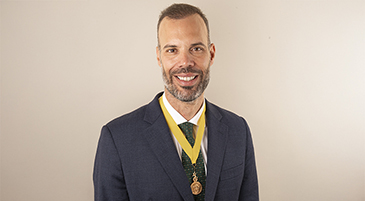 DavidAngelo_Medalha Diplomado em Medicina pela UBI recebe Medalha de Mérito