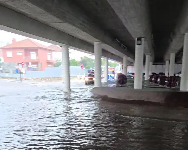 massmá 2 Mau tempo provoca um ferido grave e mais de 100 ocorrências na região de Lisboa