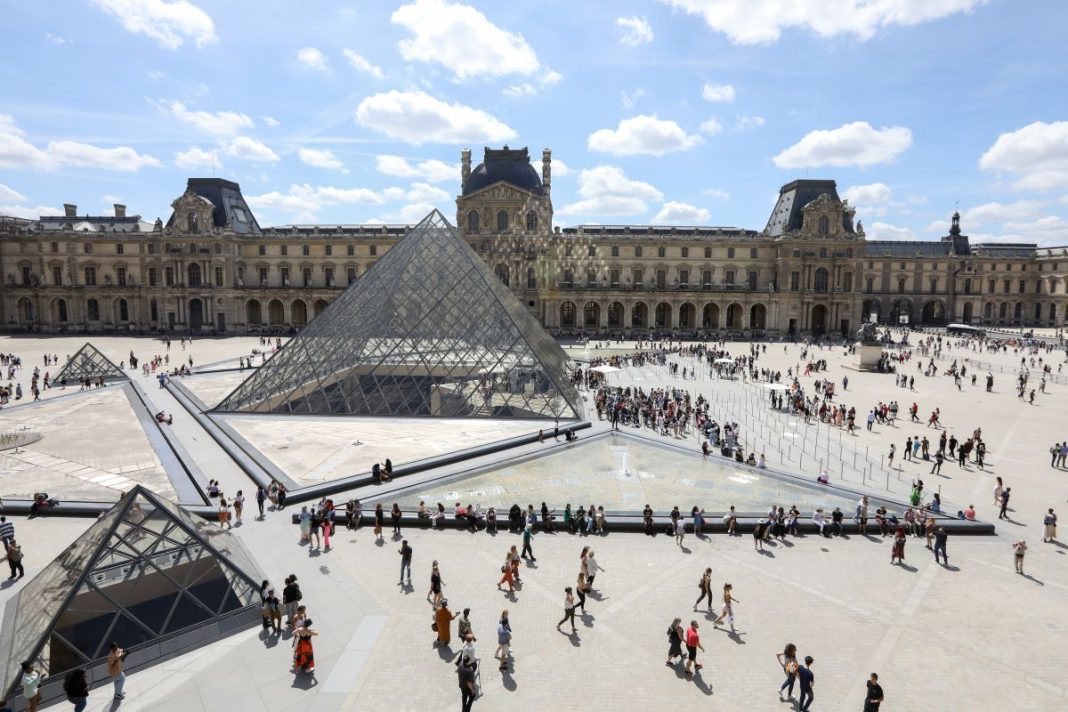 museu-do-louvre-em-paris Detenções após assalto ao Louvre: ADN “determinante” leva à captura de dois suspeitos